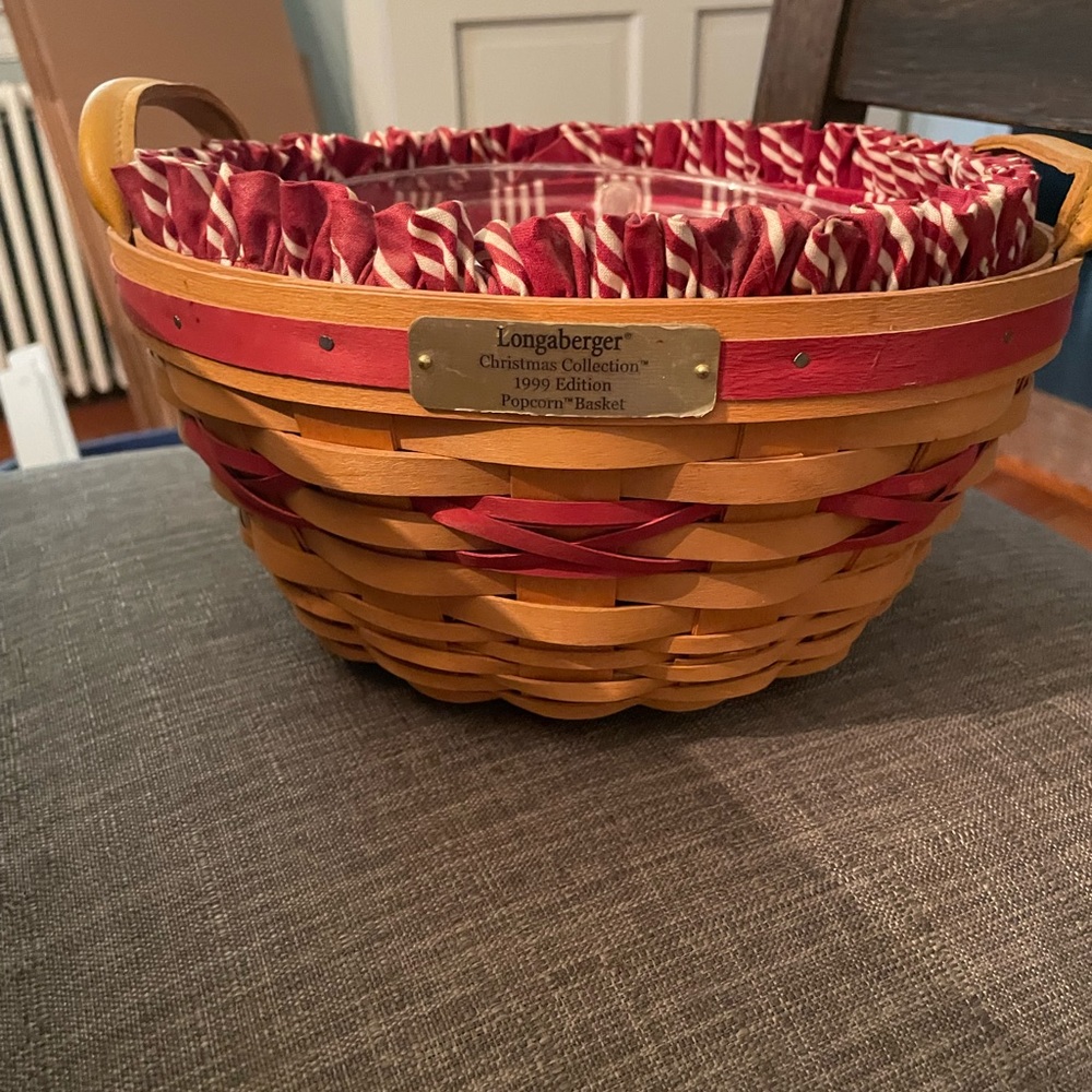 Longaberger Christmas 1999 popcorn basket with liner and divided protector